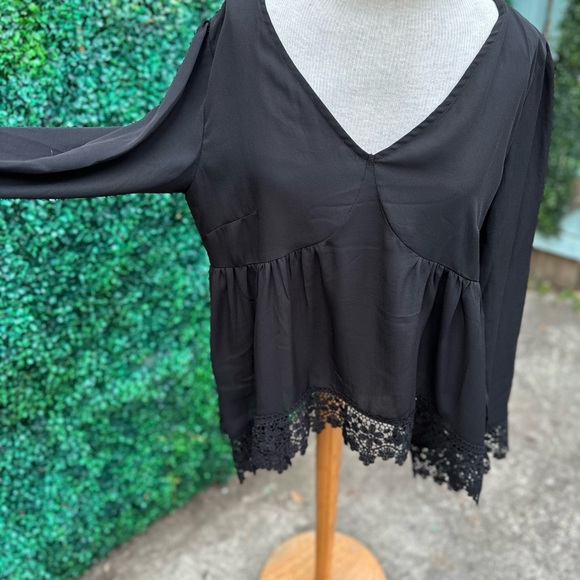 Black top with lace accents! - Picture 2 of 4